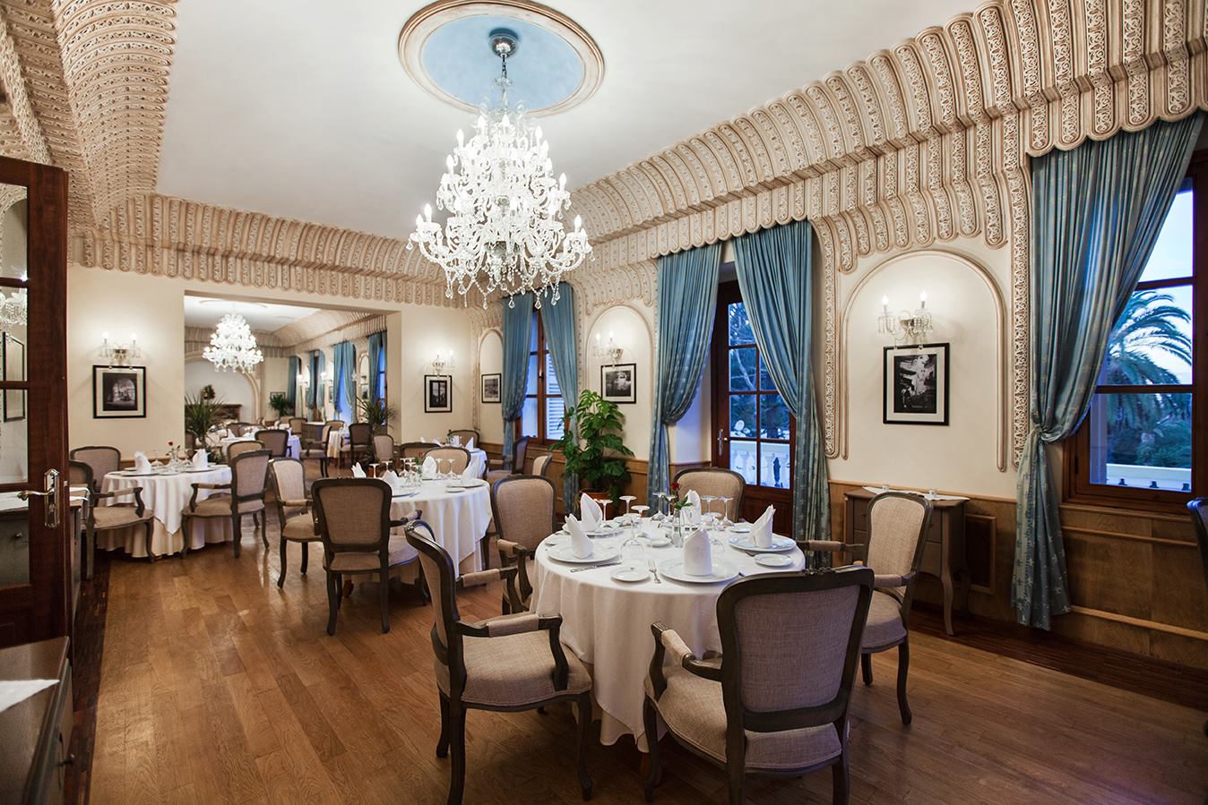 Le restaurant Delacroix, une table élégante du Grand Hôtel Villa de France où l’histoire du lieu accompagne une cuisine raffinée dans une atmosphère feutrée.