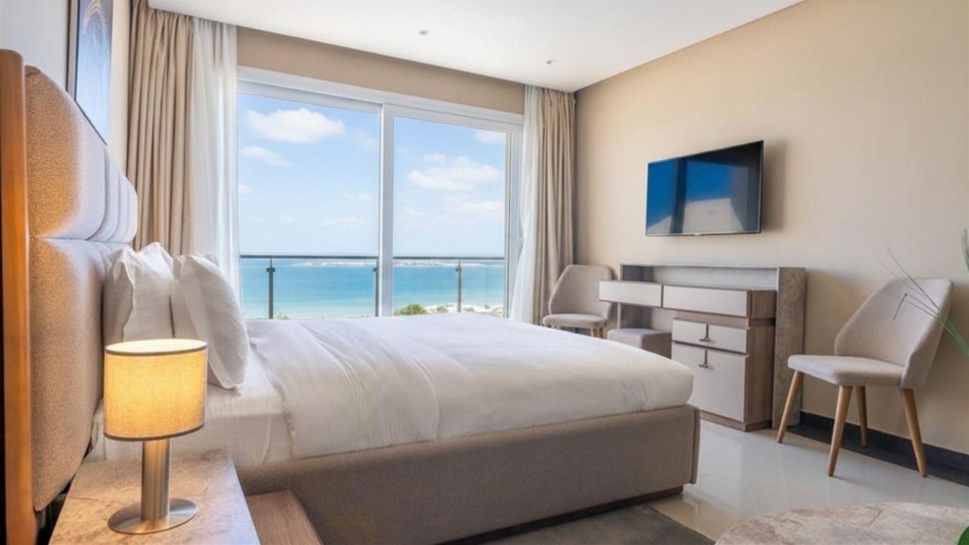 Suite avec grande baie vitrée vue sur mer à Playa Del Pacha Suites Hotel