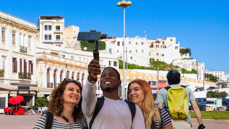 L’été à Tanger – suite de la série sur le Nord du Maroc pendant la période estivale Touristes profitant de l’été à Tanger et de son ambiance estivale