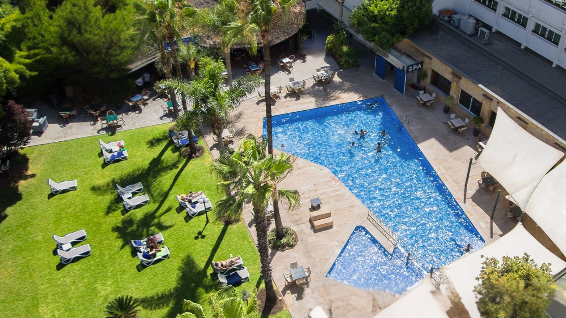Vue aérienne de la piscine et des jardins de l’hôtel El Oumnia Puerto, agréable pour votre séjour estival à Tanger