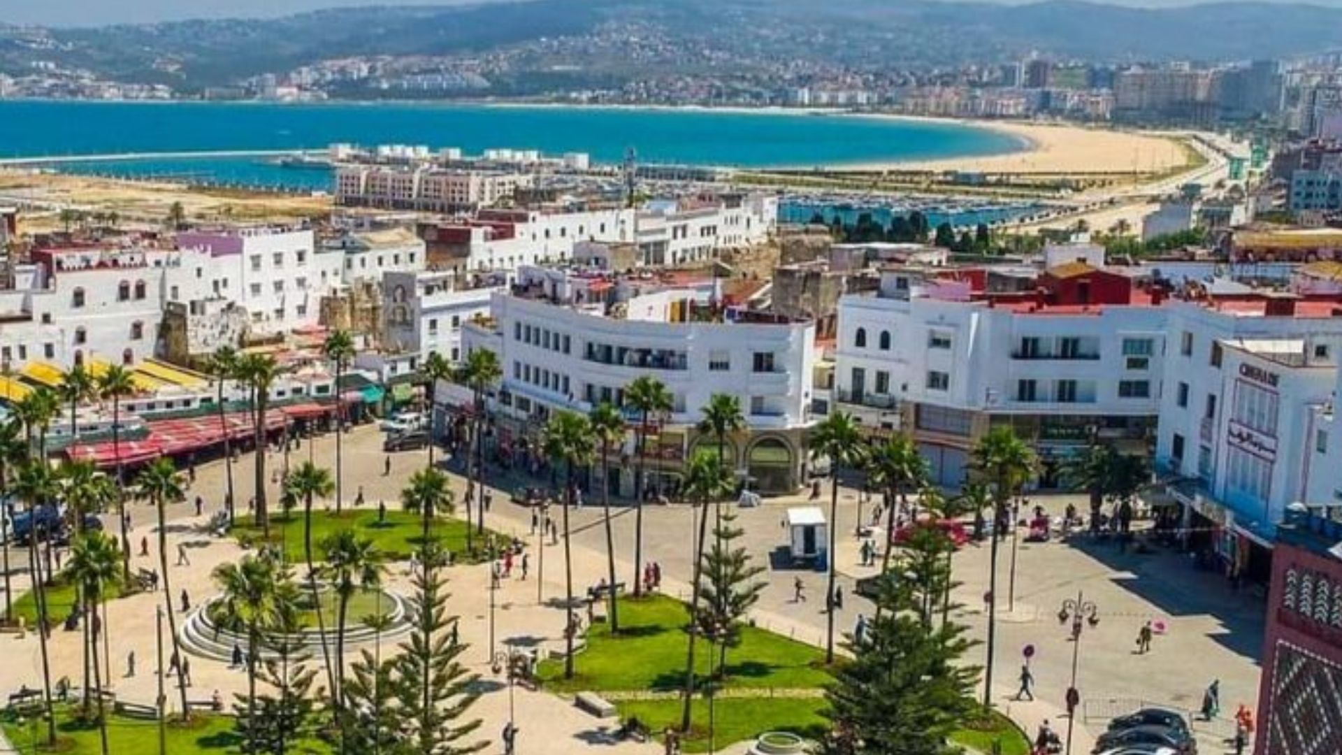 Vue panoramique de Tanger en été à Tanger entre mer et ville