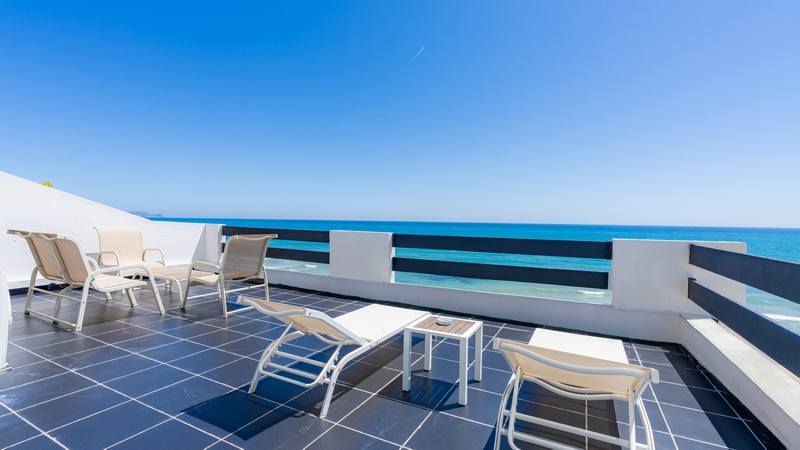 Vue sur mer d'un balcon d'une suite