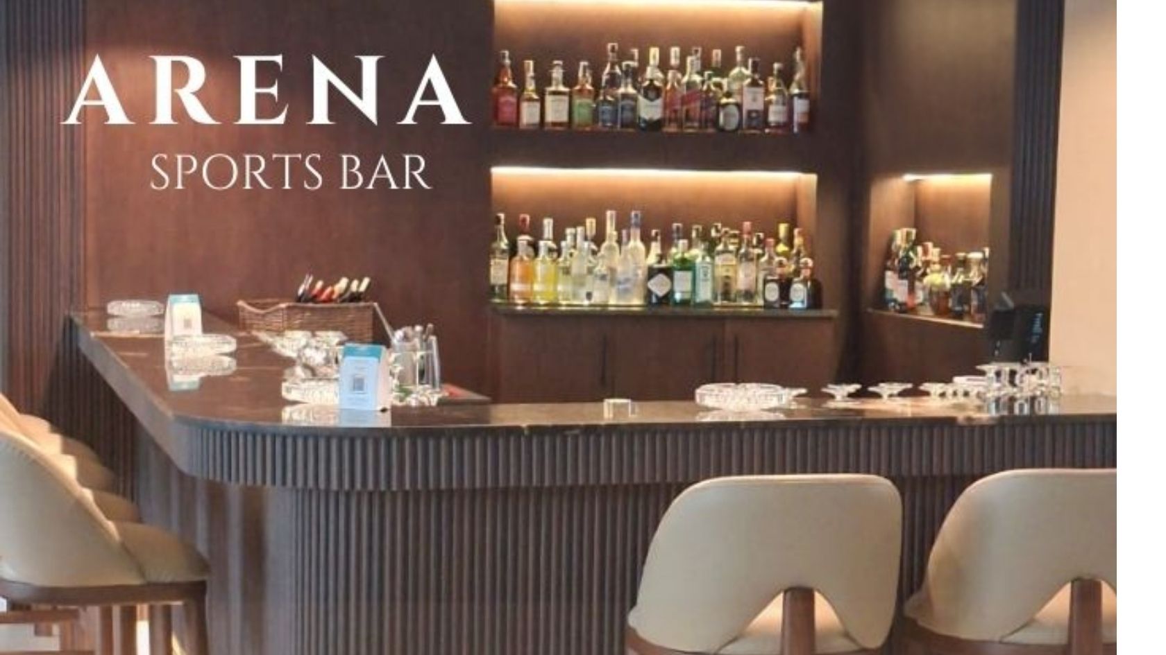 Salle de l'Arena Sport Bar avec écrans pour les événements sportifs.