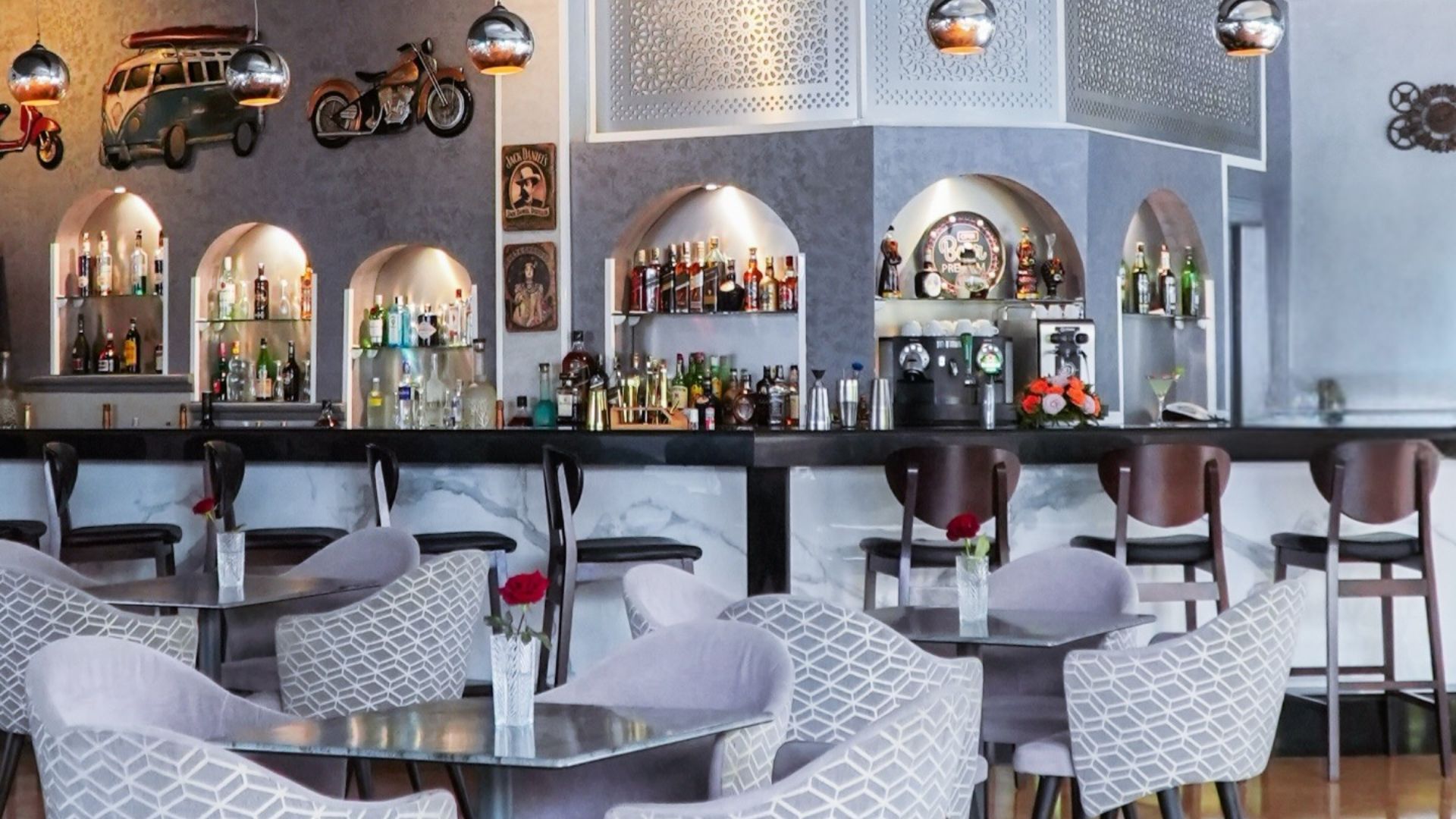Décor feutré aux lumières tamisées du Lounge Bar Le Jardin