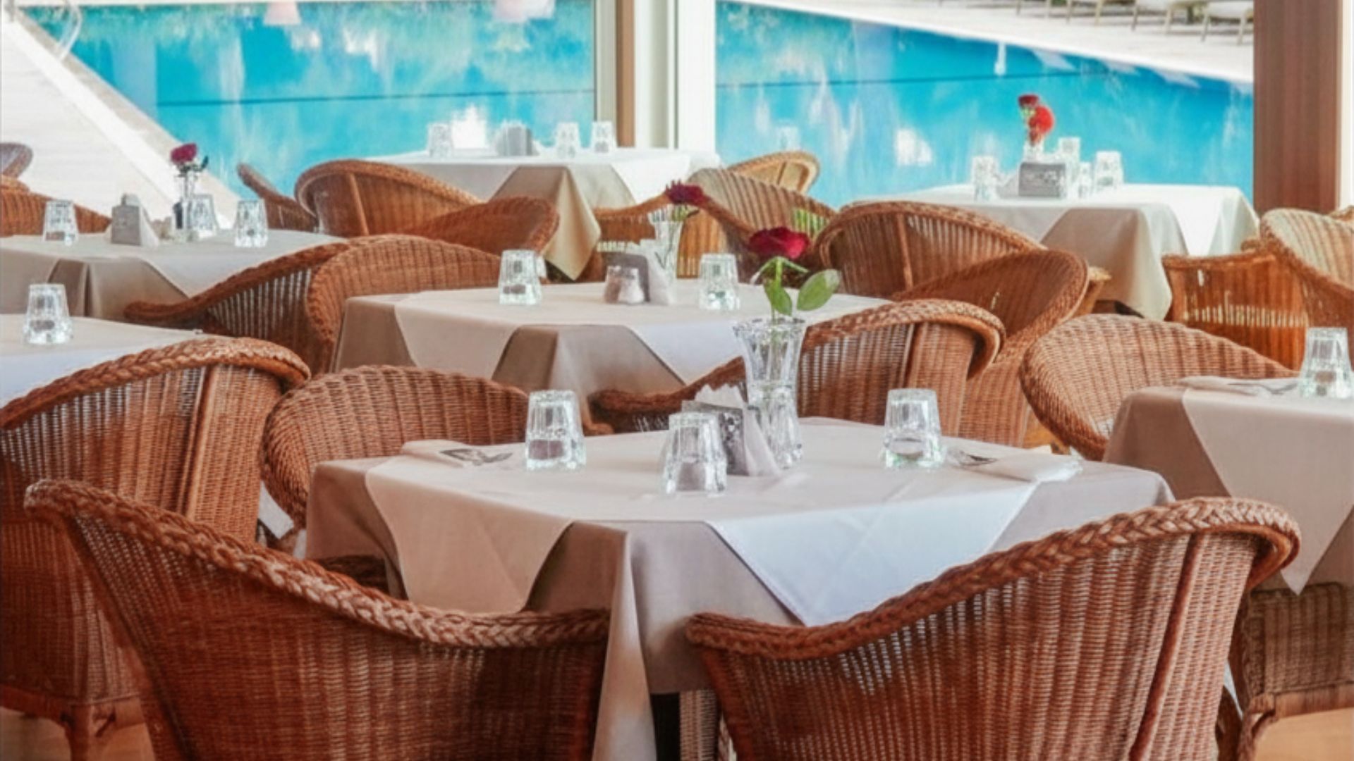 Salle lumineuse du restaurant Ibiza ouverte sur les jardins et la piscine pour un séjour estival à Tanger.
