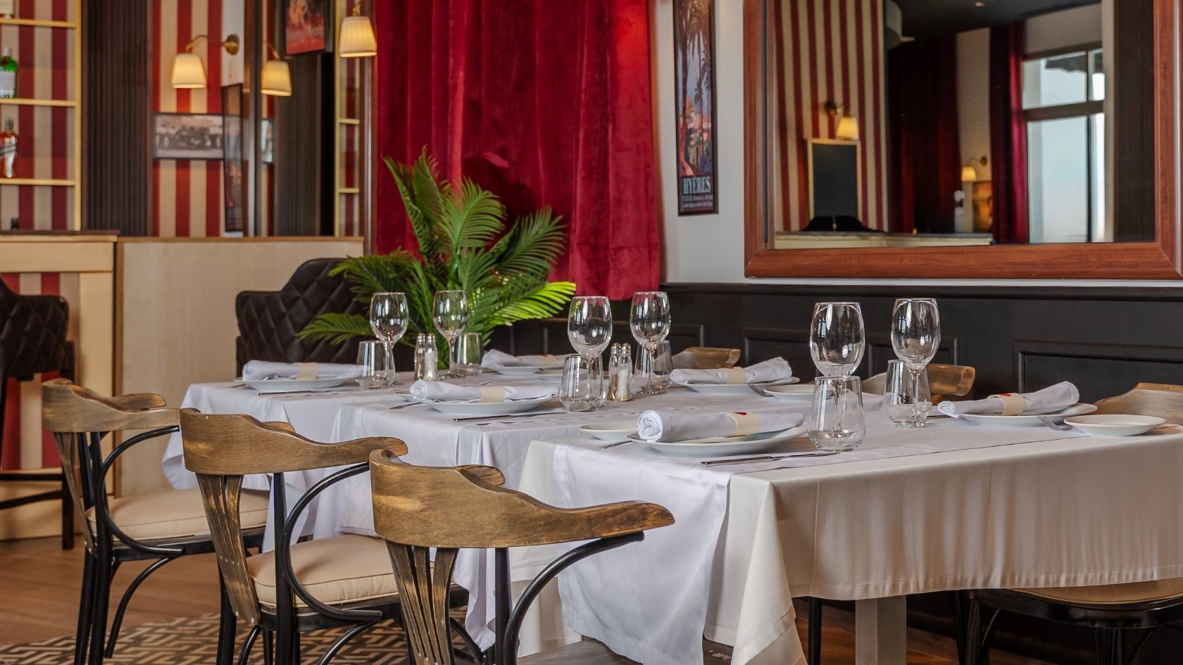La salle intérieure élégante et raffinée du restaurant Le Relais de Paris au Kenzi Solazur.