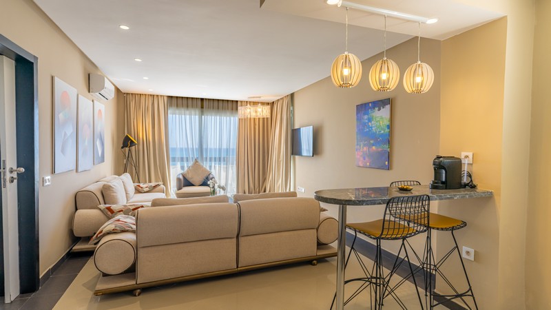 Intérieur d'une suite de haut standing baignée de lumière au Playa Del Pacha, hôtel en front de mer
