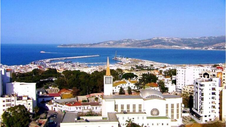 Vue sur la ville de Tanger et la Méditerranée illustrant l’activité du secteur de l’hôtellerie pendant la fête du mouton